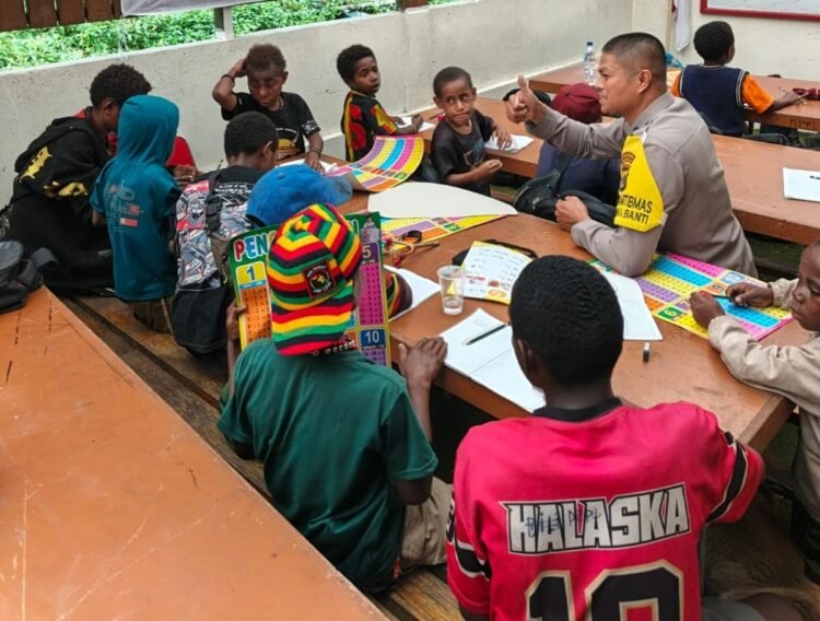 Polsek Tembagapura Gelar Kelas Belajar untuk Anak-anak di Waa Banti