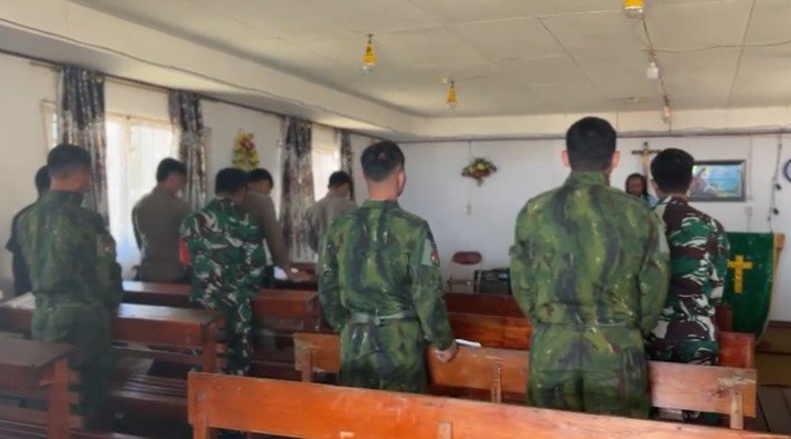 Patroli Satgas Damai Cartenz Amankan Ibadah Jemaat di Sinak