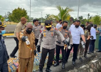 Polres Mimika Musnahkan 1.078 Botol Miras dan 2.011 Liter Sopi