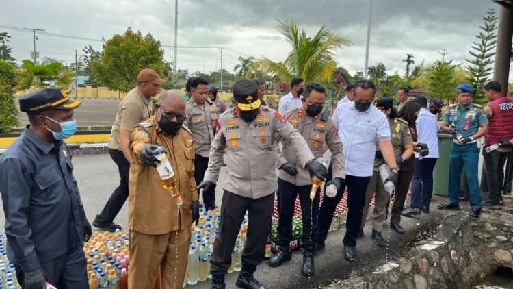 Polres Mimika Musnahkan 1.078 Botol Miras dan 2.011 Liter Sopi