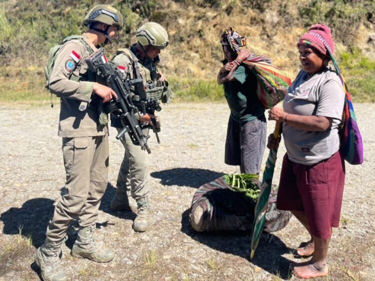 Patroli Humanis Satgas Damai Cartenz Perkuat Kedekatan dengan Warga Ilaga