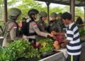 Polwan Damai Cartenz Bangun Kedekatan dengan Mama Papua di Pasar Keyabi Nduga