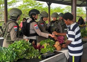 Polwan Damai Cartenz Bangun Kedekatan dengan Mama Papua di Pasar Keyabi Nduga