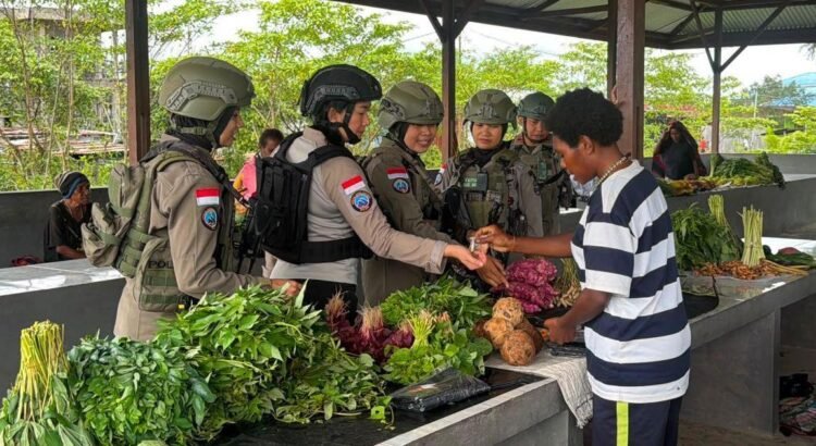 Polwan Damai Cartenz Bangun Kedekatan dengan Mama Papua di Pasar Keyabi Nduga