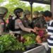 Polwan Damai Cartenz Bangun Kedekatan dengan Mama Papua di Pasar Keyabi Nduga