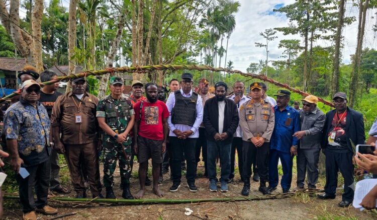 Konflik Hampir Setahun di Kwamki Narama Berakhir Damai, Bupati dan Kapolres Ajak Warga Tinggalkan Dendam