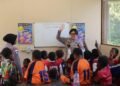 Honai Belajar Ops Damai Cartenz Kenalkan Peta Dunia dan Tata Surya kepada Anak-anak Tembagapura
