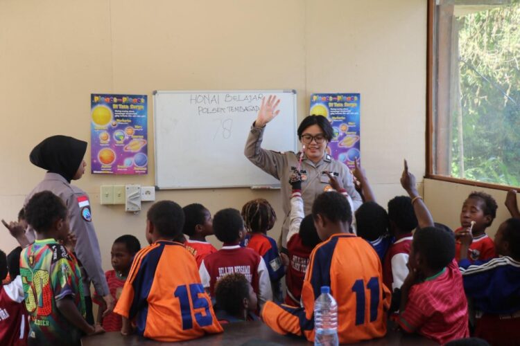 Honai Belajar Ops Damai Cartenz Kenalkan Peta Dunia dan Tata Surya kepada Anak-anak Tembagapura