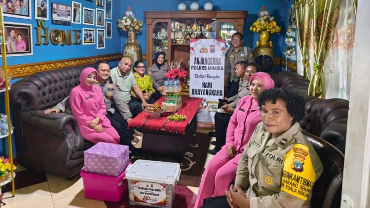 Sambut Hari Bhayangkara ke-80, Polres Mimika Beri Dukungan Moral bagi Anggota dan Bhayangkari yang Sakit