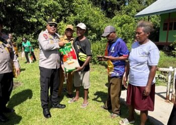 Kapolda Papua Tengah Salurkan Sembako dan Bibit Babi untuk Warga Wapoga