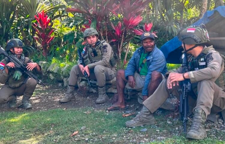 Patroli Humanis Satgas Damai Cartenz di Puncak Jaya, Warga Diajak Jaga Keamanan