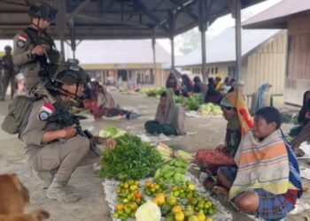 Patroli Dialogis Satgas Ops Damai Cartenz di Pasar Sinak, Jaga Keamanan Aktivitas Jual Beli Warga
