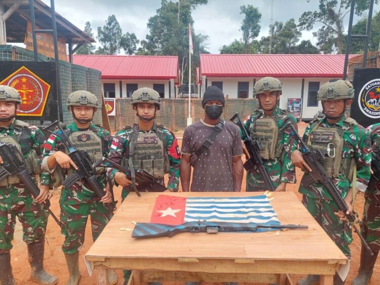 Kembali ke NKRI, Anggota OPM Papua Selatan Serahkan Senjata Rakitan, TNI Sebut Hasil Pendekatan Persuasif