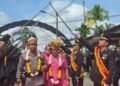 Masuk Kesatrian Polres Mimika, AKBP Alredo Rumbiak Disambut Prosesi Adat dan Pedang Pora