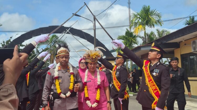 Masuk Kesatrian Polres Mimika, AKBP Alredo Rumbiak Disambut Prosesi Adat dan Pedang Pora