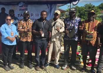 Gedung Sekolah Berdiri Megah, Guru Tak Kunjung Datang, KBM di Aroanop Macet Total