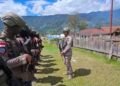 Pengamanan Salat Jumat di Sinak, Satgas Ops Damai Cartenz Perkuat Rasa Aman Warga