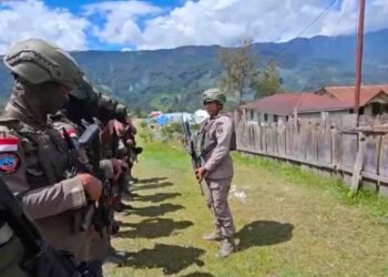 Pengamanan Salat Jumat di Sinak, Satgas Ops Damai Cartenz Perkuat Rasa Aman Warga