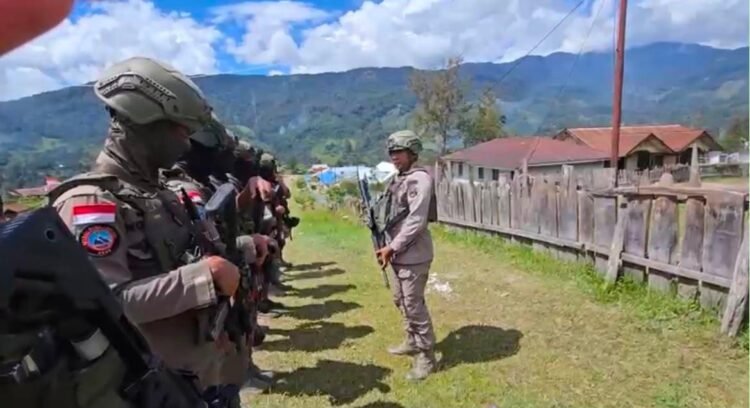 Pengamanan Salat Jumat di Sinak, Satgas Ops Damai Cartenz Perkuat Rasa Aman Warga