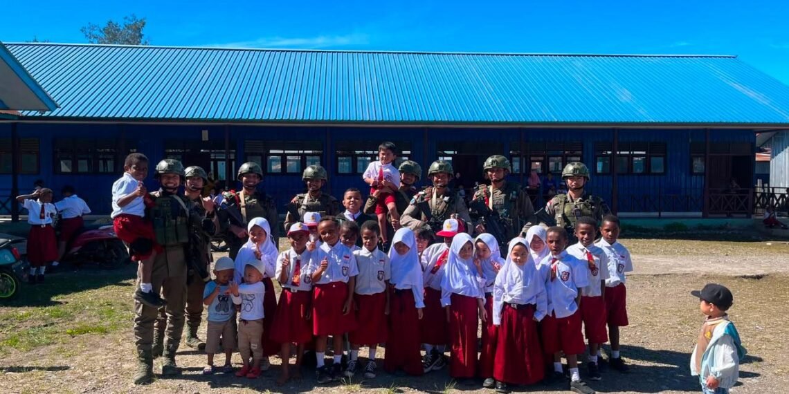Patroli Dialogis Satgas Operasi Damai Cartenz di Oksibil Buka Ruang Dialog dengan Warga dan Siswa SD
