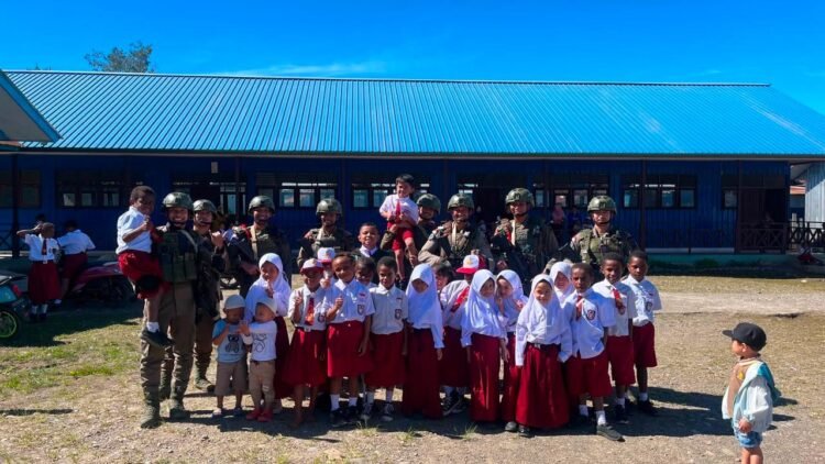 Patroli Dialogis Satgas Operasi Damai Cartenz di Oksibil Buka Ruang Dialog dengan Warga dan Siswa SD