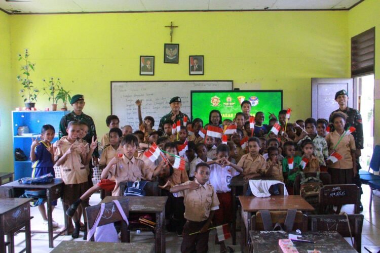 Semarak Hari Anak Nasional, Yonif 754/ENK Kostrad Tanamkan Cinta Tanah Air kepada Siswa SD YPPK Muare