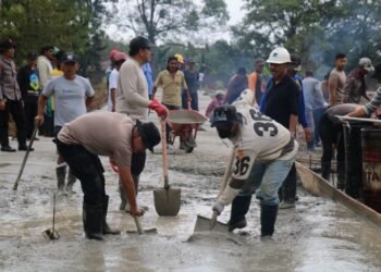 Satgas Ops Damai Cartenz Bersama Warga Bangun Akses Jalan Pemakaman Muslim di Mimika