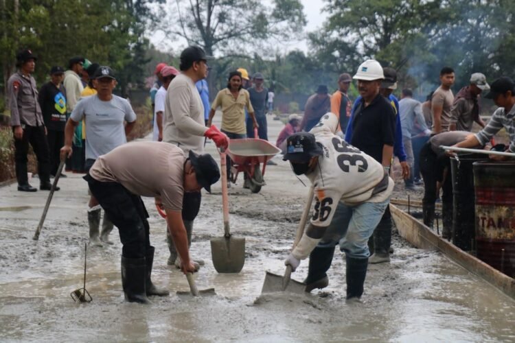 Satgas Ops Damai Cartenz Bersama Warga Bangun Akses Jalan Pemakaman Muslim di Mimika