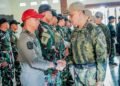 Pangkoops TNI Habema Beri Penghargaan kepada Personel yang Sukses Jalankan Misi Evakuasi Kemanusiaan di Yahukimo