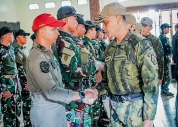 Pangkoops TNI Habema Beri Penghargaan kepada Personel yang Sukses Jalankan Misi Evakuasi Kemanusiaan di Yahukimo