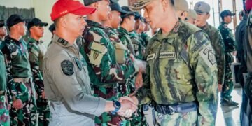 Pangkoops TNI Habema Beri Penghargaan kepada Personel yang Sukses Jalankan Misi Evakuasi Kemanusiaan di Yahukimo