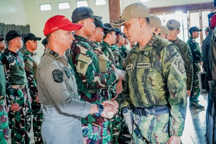 Pangkoops TNI Habema Beri Penghargaan kepada Personel yang Sukses Jalankan Misi Evakuasi Kemanusiaan di Yahukimo