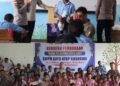 Satgas Ops Damai Cartenz Salurkan Bantuan Seragam Sekolah dan Berikan Edukasi Bahaya Narkoba dan Bijak Bermedia Sosial kepada Pelajar di Sarmi
