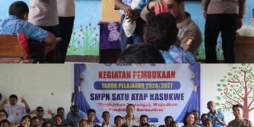 Satgas Ops Damai Cartenz Salurkan Bantuan Seragam Sekolah dan Berikan Edukasi Bahaya Narkoba dan Bijak Bermedia Sosial kepada Pelajar di Sarmi