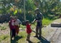 Patroli Humanis Satgas Kepolisian Ops Damai Cartenz di Puncak Jaya Pererat Kedekatan dengan Masyarakat
