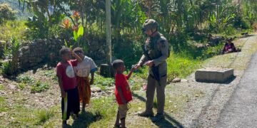 Patroli Humanis Satgas Kepolisian Ops Damai Cartenz di Puncak Jaya Pererat Kedekatan dengan Masyarakat
