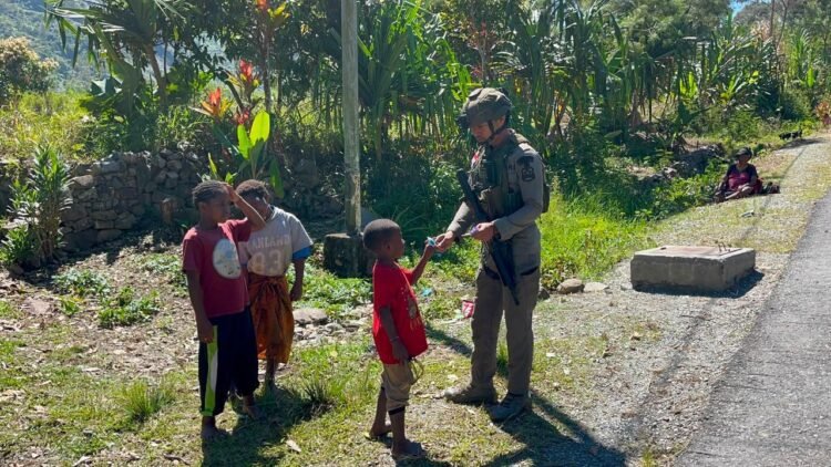 Patroli Humanis Satgas Kepolisian Ops Damai Cartenz di Puncak Jaya Pererat Kedekatan dengan Masyarakat
