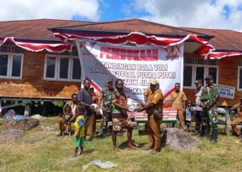 Semarakkan HUT RI ke-81, Distrik Jila Gelar Pesta Bakar Batu Usai Upacara Bendera