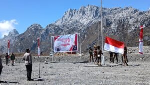 Merah Putih Berkibar di Carstensz Pyramid, Kapolda Papua Tengah Soroti Potensi Wisata