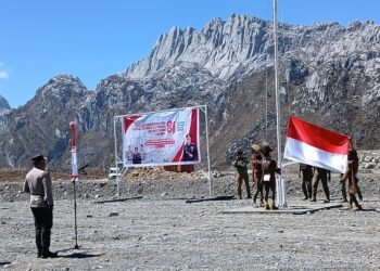 Merah Putih Berkibar di Carstensz Pyramid, Kapolda Papua Tengah Soroti Potensi Wisata