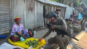 Satgas Damai Cartenz Patroli Kali Samabuasa, Dialog dengan Warga dan Beli Hasil Bumi