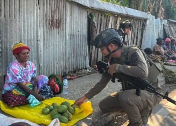 Satgas Damai Cartenz Patroli Kali Samabuasa, Dialog dengan Warga dan Beli Hasil Bumi