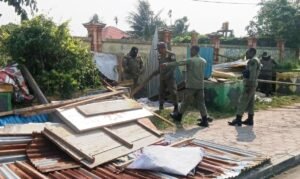 Tertibkan Kota Timika, Satpol PP Bongkar Bangunan Liar di Fasilitas Umum