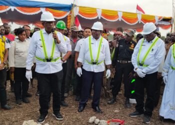 Bupati Mimika Letakkan Batu Pertama Jembatan Gantung Mioko, Buka Akses dan Peluang Ekonomi Warga