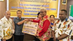 Pemkab Mimika Serahkan Insentif Rp12 Miliar Untuk 1000 Tokoh Agama