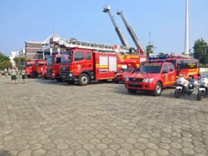 Debu dan Asap Ganggu Warga Timika, Bupati Perintahkan BPBD Siram Ruas Jalan