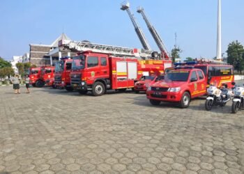 Debu dan Asap Ganggu Warga Timika, Bupati Perintahkan BPBD Siram Ruas Jalan