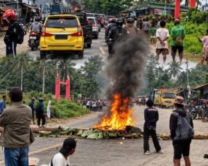 Keluarga Korban Penikaman Blokade Jalan Poros Mapurujaya, Akses Menuju Pelabuhan Pomako Lumpuh