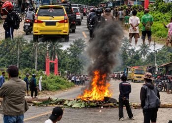 Keluarga Korban Penikaman Blokade Jalan Poros Mapurujaya, Akses Menuju Pelabuhan Pomako Lumpuh