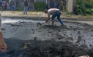 Dua Orang Diamankan Polisi, Keluarga Korban Buka Blokade Jalan  Timika- Pomako
